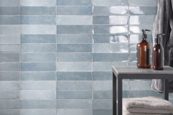 QYMH1007BI23083_OMNIA_01_AMBIENTE_DETALLE_OMNIA_BLUE_7_5X30_BANO_IMD