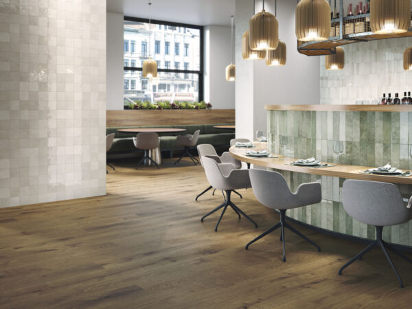 QYMH1014BI23084_OMNIA_02_AMBIENTE_OMNIA_GREEN_BEIGE_12_5X12_5_7_5X30_VERMONT_WALNUT_IMD