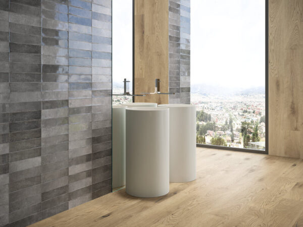 QYMH1037BI23294_omnia_03_AMBIENTE_OMNIA_ANTRACITE_75X300_PAV_VERMONT_OAK_23X120_BAN_SZ7